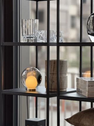 28 di Bocci, con diffusore di vetro, è dimmerabile e dotata di elegante cavo nero semirigido, modellabile. Una tacca nel supporto di ottone permette anche di appenderla a parete. Costa 730 euro. www.bocci.com