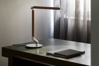 Picchio (design Alessandro Murge, foto di Carolina Gheri) di Contardi si ispira all'omonimo volatile. Il diffusore, che ricorda un becco, si apre e si inclina per modulare la luce con precisione, mentre il giunto, essenziale e funzionale, garantisce la libertà di movimento. In finitura alluminio e bronzo, può avere anche dei dettagli di pelle. www.contardi-italia.com