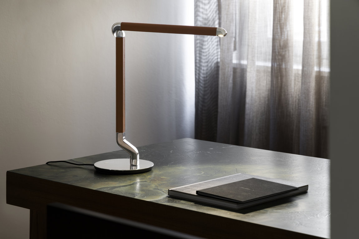 Picchio (design Alessandro Murge, foto di Carolina Gheri) di Contardi si ispira all'omonimo volatile. Il diffusore, che ricorda un becco, si apre e si inclina per modulare la luce con precisione, mentre il giunto, essenziale e funzionale, garantisce la libertà di movimento. In finitura alluminio e bronzo, può avere anche dei dettagli di pelle. www.contardi-italia.com