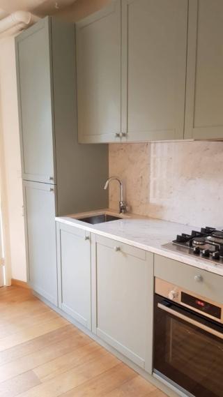 Cucina colorata con pomoli in tinta Cucina colorata con pomoli in tinta