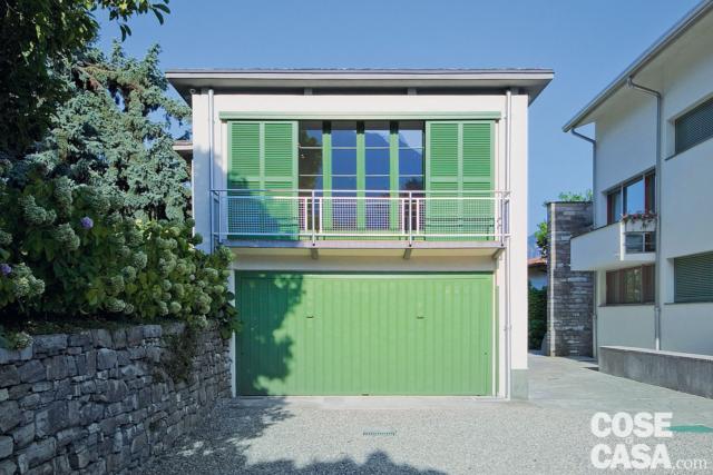 mini casa, esterno, porta del garage, balcone, infissi verdi, muro a secco, alberi mini casa, esterno, porta del garage, balcone, infissi verdi, muro a secco, alberi