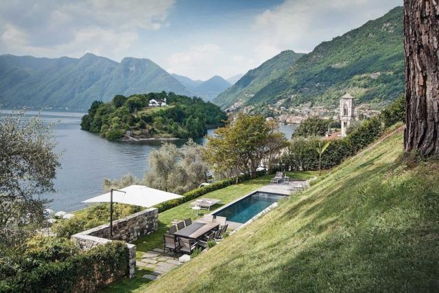 terreno in collina, vista dall'alto panoramica, lago, isola, muro di contenimento, zona pranzo, ombrellone bianco, piscina, alberi terreno in collina, vista dall'alto panoramica, lago, isola, muro di contenimento, zona pranzo, ombrellone bianco, piscina, alberi