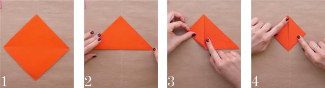 1-2) Piegare verso l’alto (il termine specifico sarebbe “piegare a valle”) il foglio, ottenendo un triangolo.
3-4) Piegare a valle (verso l’alto) l’angolo destro e quello sinistro, facendoli combaciare con la punta, ottenendo una base quadrata. 1-2) Piegare verso l’alto (il termine specifico sarebbe “piegare a valle”) il foglio, ottenendo un triangolo.
3-4) Piegare a valle (verso l’alto) l’angolo destro e quello sinistro, facendoli combaciare con la punta, ottenendo una base quadrata.