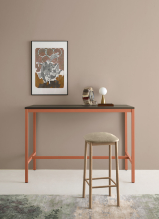 Bilia Mini Portable (design Gio Ponti) di FontanaArte è la riedizione ricaricabile dell'iconica lampada disegnata dall'architetto nel 1932. Realizzata in metallo e vetro, è dimmerabile a tre intensità e garantisce un flusso luminoso di 260 lumen con una potenza totale di 1,8 W. La temperatura colore è di 2700 K, con un indice di resa cromatica superiore a 90, per una luce calda e di alta qualità. www.fontanaarte.com