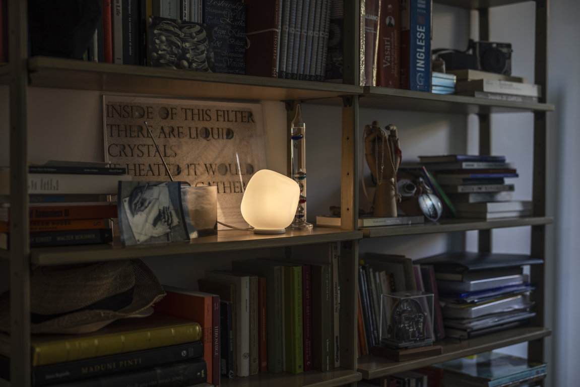 HOBA (design Ludovica Serafini + Roberto Palomba) di Foscarini, di vetro opale soffiato a bocca acidato in 3 dimensioni (in foto la più piccola, L 12 x H 13 cm), è un elogio all'imperfezione formale. Per ottenere una produzione di serie ma con il fascino del pezzo artigianale, ogni volta leggermente diverso, si impiega un processo di produzione a stampo aperto. www.foscarini.com