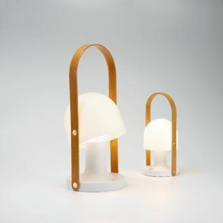 Con paralume inclinabile e intensità di luce variabile, FollowMe
di Marset (www.marset.com)
è proposta in nuovi colori. Trasportabile, ha la maniglia in legno verniciato. Nella misura Ø 12,3 x H 28,8 cm;
prezzo 188 euro.