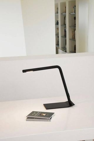 Orientabile e girevole, Colibrì di Martinelli Luce (www.martinelliluce.it) ha una linea slim sostenuta da una solida base. È in alluminio anodizzato nero. Misura L 50 x H 40 cm; prezzo 403 euro.