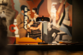 Grace di Lumere (design Francesco Giannattasio, foto Gaetano Del Mauro) è formata da due elementi di marmo, base e diffusore, uniti da uno stelo (Ø 10-13 cm, H 29 cm). Il diffusore ha una sorgente a LED. Costa 290 euro + Iva.