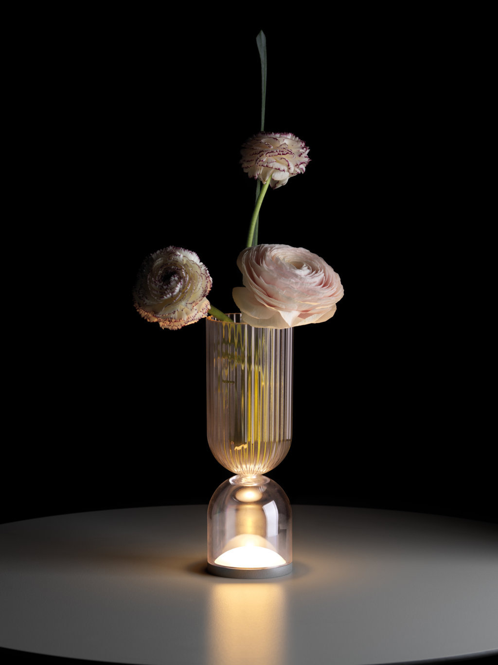 Vaso e lampada da tavolo ricaricabile, ALBA (design LCM Marin Design Studio) di LYXO, di PMMA termoplastico (Ø 8 cm, H 23 cm), ha la coppa più grande decorata in rilievo a coste e può essere scelta con elemento illuminante in questa o in quella più piccola. www.lyxodesign.com