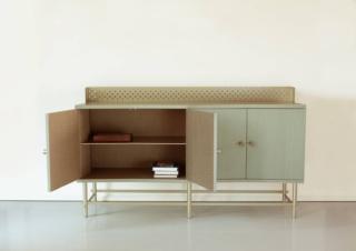 madia antes design shanti struttura legno verde base metallo ottone chiaro satinato madia antes design shanti struttura legno verde base metallo ottone chiaro satinato
