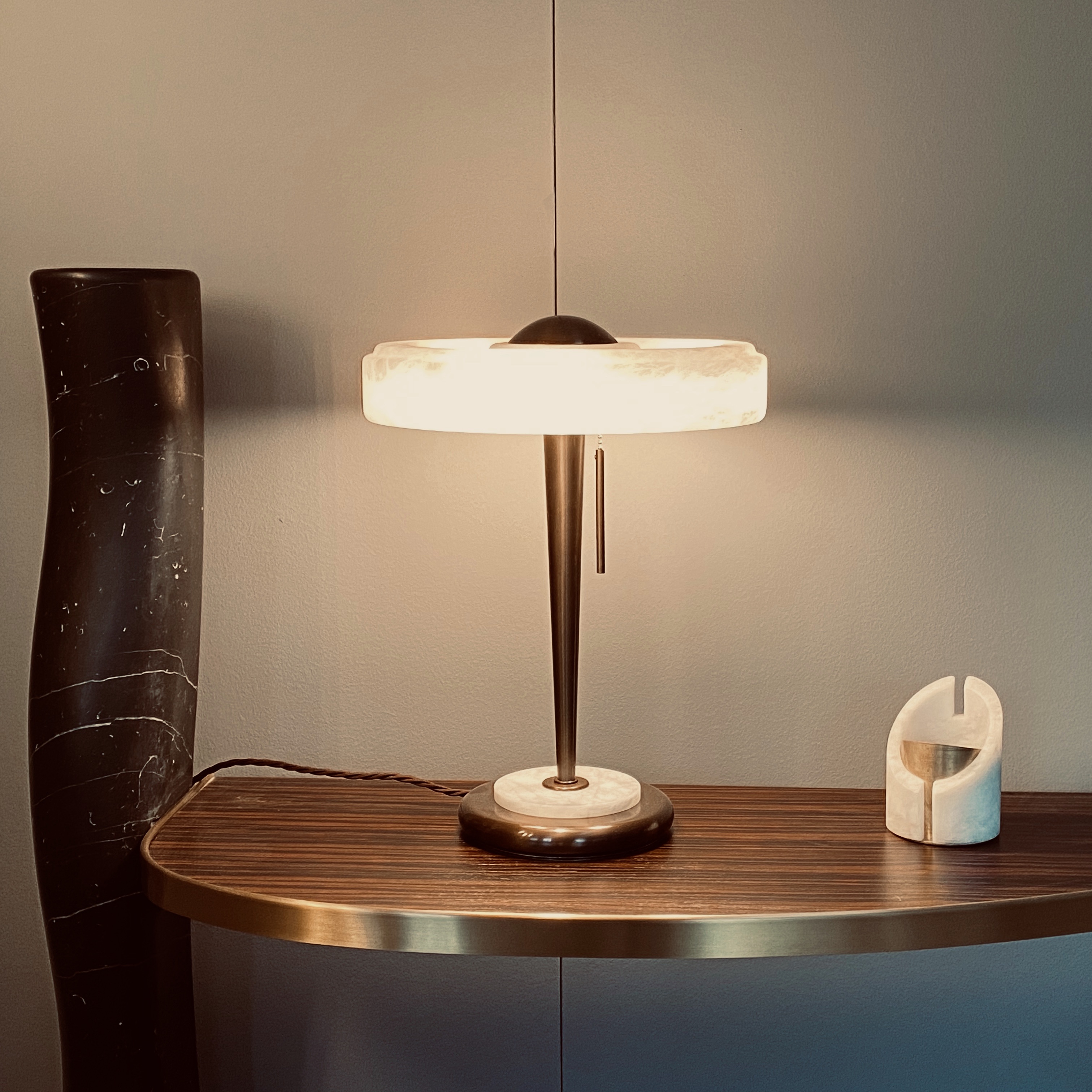 Benny di Matlight combina la solidità del bronzo del sostegno con la luminosità dell'alabastro del diffusore. Dall'estetica retrò (L x H ), monta fonti luminose a LED. www.matlight-milano.com