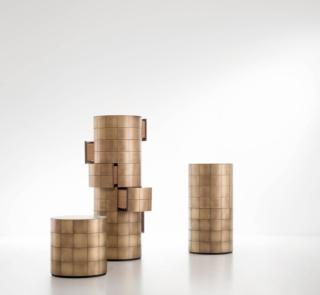 Un'originale forma rotonda per il mobile alto e stretto Pandora di De Castelli che si rifà alla forma simbolica di un vaso: “nasconde” fino a sei cassetti che scompaiono alla vista quando sono chiusi. La struttura a colonna di questo moderno forziere è declinata nella preziosa finitura ottone DeLabré, ma è disponibile in tante altre varianti metalliche. Il più alto misura ø 48 x H 152 cm. Prezzo a partire da 3.982 euro. www.decastelli.com