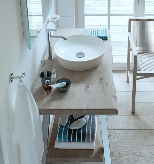 mobile lavabo a pavimento Cape Cod di Duravit realizzato con assi di legno massello Rovere Vintage composto di una consolle, un ripiano e gambe cromate mobile lavabo a pavimento Cape Cod di Duravit realizzato con assi di legno massello Rovere Vintage composto di una consolle, un ripiano e gambe cromate