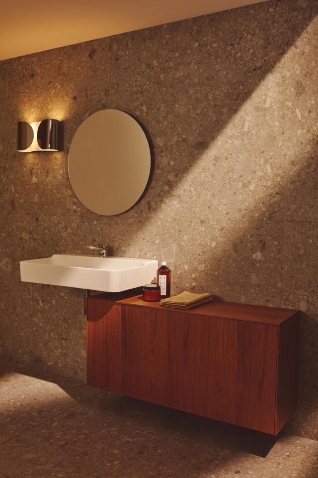 mobile lavabo sospeso Conca di Ideal Standard con un cassetto e in legno noce scuro mobile lavabo sospeso Conca di Ideal Standard con un cassetto e in legno noce scuro