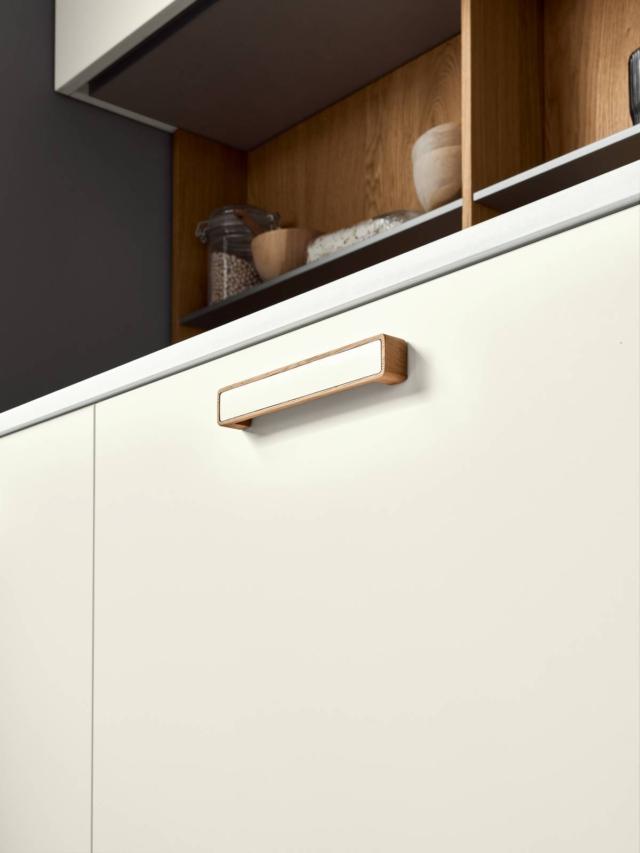 nuova maniglia di Veneta Cucine modello Milano rovere nodoso chiaro bianco bicocca opaco nuova maniglia di Veneta Cucine modello Milano rovere nodoso chiaro bianco bicocca opaco