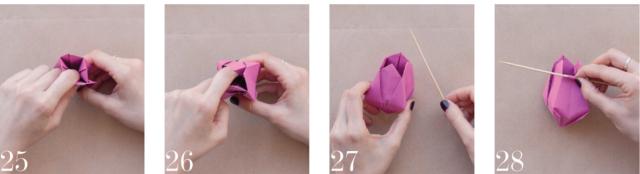 25-26) Inserire il dito indice nel tulipano e “gonfiarlo”.
27-28) Arrotolare sullo stecchino di legno le estremità dei petali, arrotondandole. 25-26) Inserire il dito indice nel tulipano e “gonfiarlo”.
27-28) Arrotolare sullo stecchino di legno le estremità dei petali, arrotondandole.