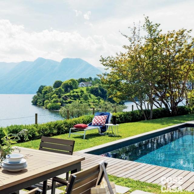 esterno della mini casa, zona pranzo, piscina, solarium, prato, vista lago, alberi, siepi esterno della mini casa, zona pranzo, piscina, solarium, prato, vista lago, alberi, siepi