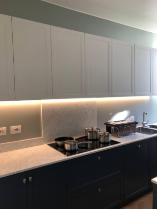 Cucina con pensili senza maniglia e basi con pomoli in acciaio decor Cucina con pensili senza maniglia e basi con pomoli in acciaio decor