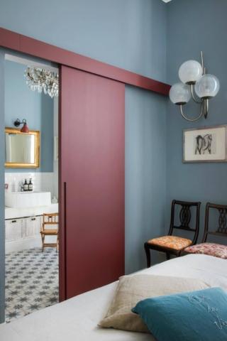 Porta scorrevole con maniglia a scasso tra camera e bagno Porta scorrevole con maniglia a scasso tra camera e bagno