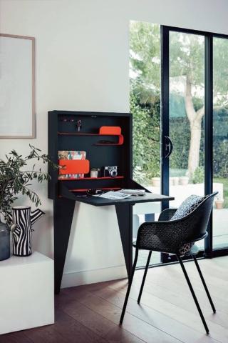 Face à Face di Fermob (www.fermob.com)
è in metallo verniciato di due colori a contrasto. Da fissare alla parete, è completo di portachiavi, portariviste, porta lettere, porta occhiali, porta smartphone e tablet, doppia presa Usb e presa elettrica. Misura L 67,5 x P 13/56 x H 132 cm; prezzo 1.950 euro. Di Fermob anche la poltroncina Kate in acciaio con cuscino di seduta opzionale. Misura L 57 x P 57 x H 79,5 cm;
prezzo 395 euro.