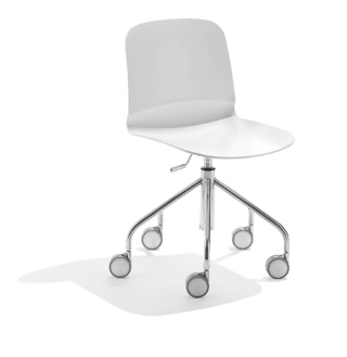 Su ruote, Liù di Midj (www.midj.com) è girevole e regolabile
in altezza. La scocca è in Restylon, la base in metallo. Misura L 58 x P 57 x H 82/91 cm;
prezzo da 310 euro.