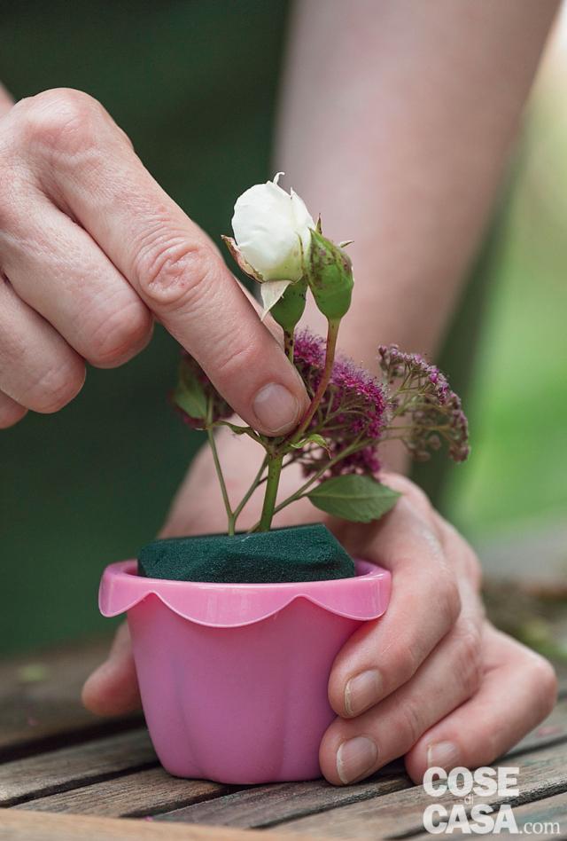 Distribuire nella spugna Spirea e il bocciolo di rosa al centro Distribuire nella spugna Spirea e il bocciolo di rosa al centro