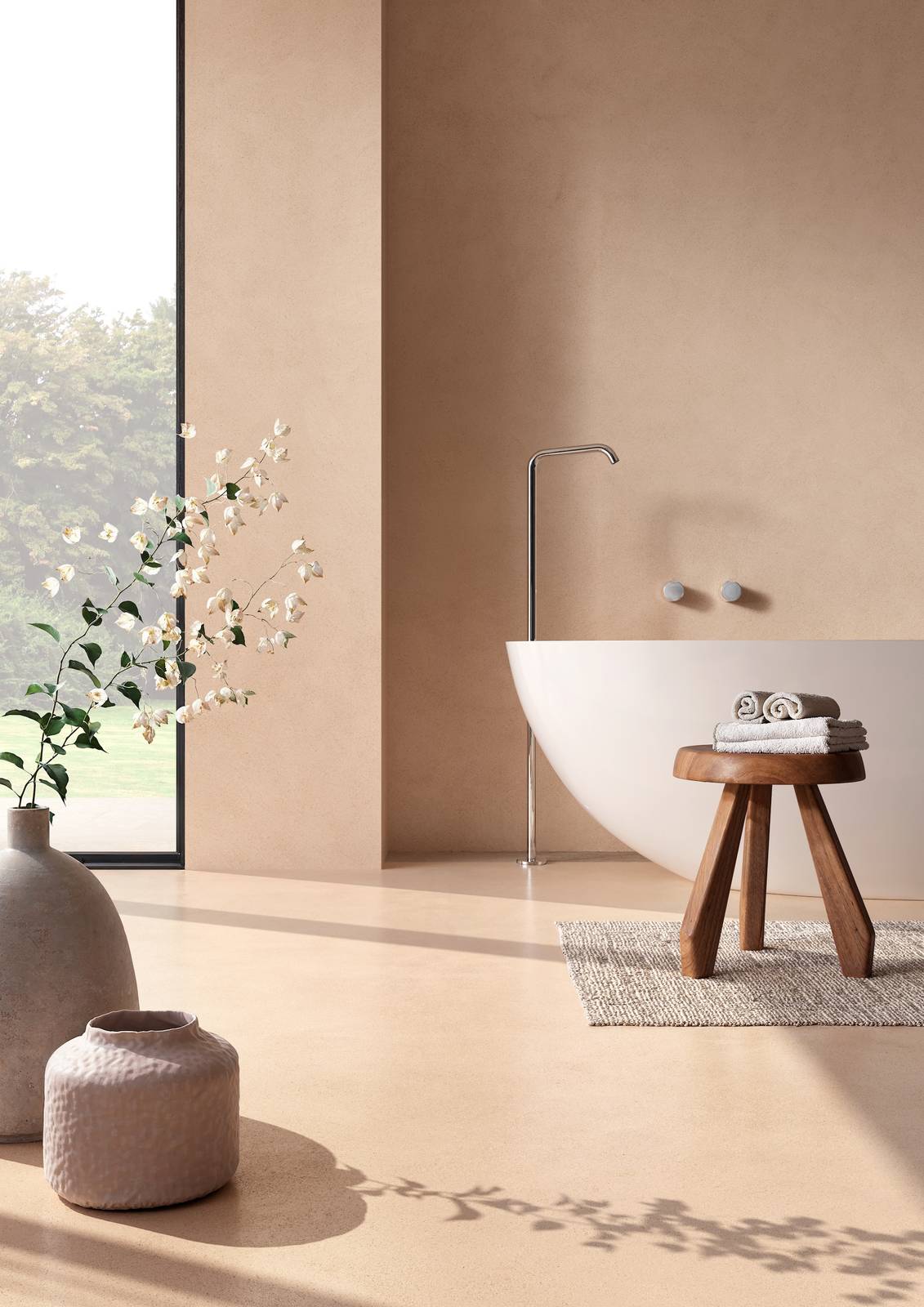 Il sistema Allover di San Marco è studiato per delineare continuum cromatici scenografici e armoniosi tra pavimenti, soffitti e pareti: consente infatti di realizzare, senza giunte, superfici dall’aspetto raffinato e compatto in soli 2 mm di spessore, lasciando ampio margine di personalizzazione a seconda del grado di finitura che si desidera ottenere. Si compone di tre prodotti monocomponenti all’acqua: Allover Base, in pasta spatolabile, crea un resistente fondo ancorante; Allover Finish riduce la porosità dei supporti dandogli un aspetto minimalista; Allover Top è infine la vernice trasparente che conferisce all’intero sistema proprietà idrorepellenti e protettive. Quest'ultima è disponibile anche nella versione Matt, che permette di vestire le superfici di una texture opaca donando maggiore profondità ed eleganza agli interni. Applicabile su piastrelle, massetti, cartongesso e intonaci cementizi, è ideale sia in ambienti residenziali, sia in locali commerciali e dedicati al wellness.