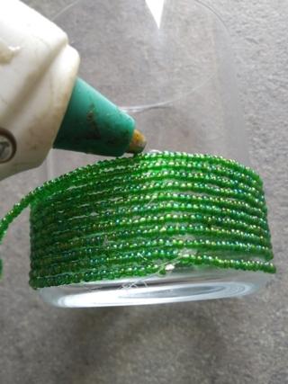 Nei giri successivi basterà mettere un punto di colla soltanto su retro. Nei giri successivi basterà mettere un punto di colla soltanto su retro.