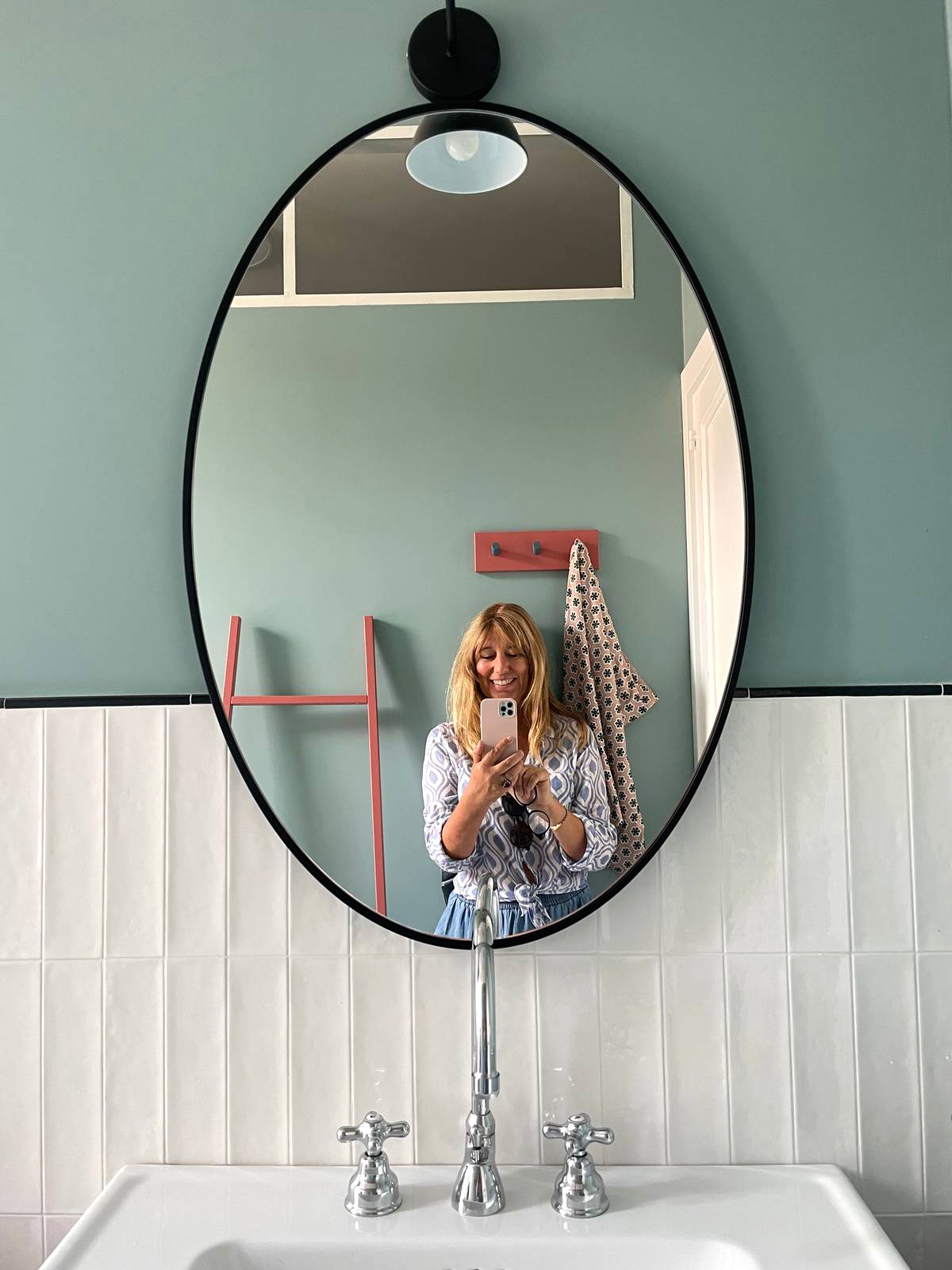 Un dettaglio caratterizzante: lo specchio che "scende" in parte sulle piastrelle Un dettaglio caratterizzante: lo specchio che "scende" in parte sulle piastrelle