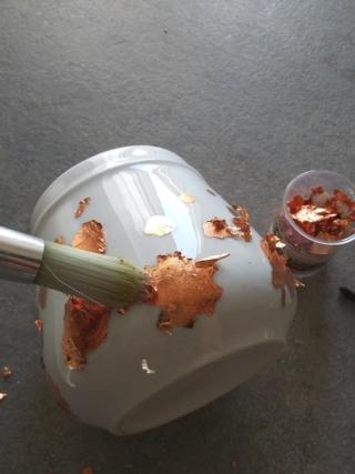 Dopo una mezz’ora, togliete l’eccesso di foglia di rame con un pennello pulito. Dopo una mezz’ora, togliete l’eccesso di foglia di rame con un pennello pulito.