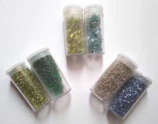 Abbinate le perline da usare in base a colori, forme e dimensioni. Abbinate le perline da usare in base a colori, forme e dimensioni.