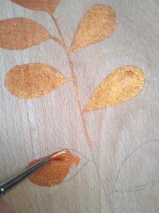 Dipingete tutto il decoro con il colore acrilico e un pennello piccolo a punta tonda. Dipingete tutto il decoro con il colore acrilico e un pennello piccolo a punta tonda.