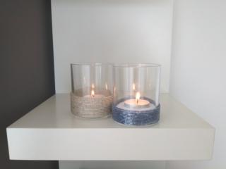 Riempite il fondo dei portacandele con sabbia, sale o zucchero per rendere le candele più stabili. Riempite il fondo dei portacandele con sabbia, sale o zucchero per rendere le candele più stabili.