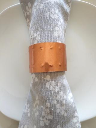 Incollate la lastrina di rame sul rotolo di cartone e il portatovagliolo è pronto. Incollate la lastrina di rame sul rotolo di cartone e il portatovagliolo è pronto.