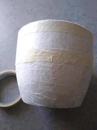 Una volta asciutto, delimitate una o più strisce con il nastro carta.