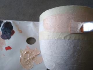 Dipingete la striscia con il colore acrilico non diluito.