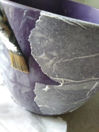 Passate la colla diluita con acqua sul vaso e poggiate le strisce di carta.