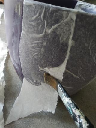 Passate la colla anche sopra la carta.