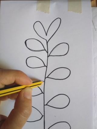 Fissate la stampa con il nastro carta e ricalcate il disegno sul legno con matita e carta grafite. Fissate la stampa con il nastro carta e ricalcate il disegno sul legno con matita e carta grafite.