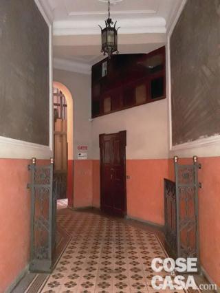 Nell'androne condominiale del palazzo di quattro piani degli anni '30, in cui si trova l'appartamento, sono state conservate le marmette decorate originali. Nella stessa zona del quartieresi alternano a distanza di pochi metri edifici di diverse epoche e stili, alcuni dei quali costruiti o completamente rinnovati in tempi molto recenti.