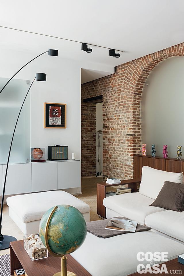 soggiorno, divano e pouf bianco, tavolini in legno, lampade da terra orientabili, arco in mattoni, pannello in vetro satinato, mobile giorno sospeso in laccato bianco soggiorno, divano e pouf bianco, tavolini in legno, lampade da terra orientabili, arco in mattoni, pannello in vetro satinato, mobile giorno sospeso in laccato bianco