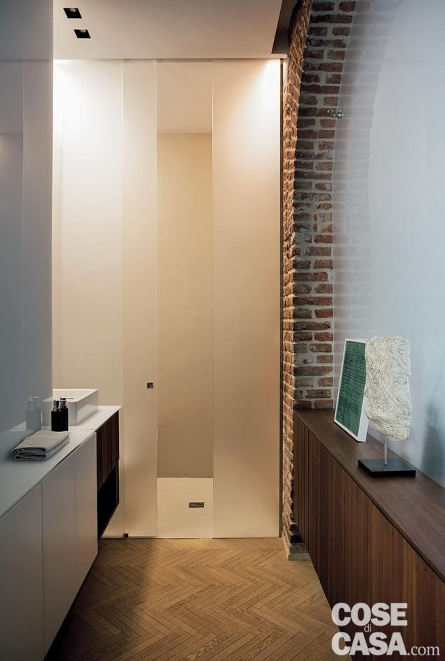 bagno en suite, pavimento in parquet a spina di pesce, mobile sospeso, lavabo da appoggio, anta in vetro satinato, box doccia, arcata in mattoni bagno en suite, pavimento in parquet a spina di pesce, mobile sospeso, lavabo da appoggio, anta in vetro satinato, box doccia, arcata in mattoni