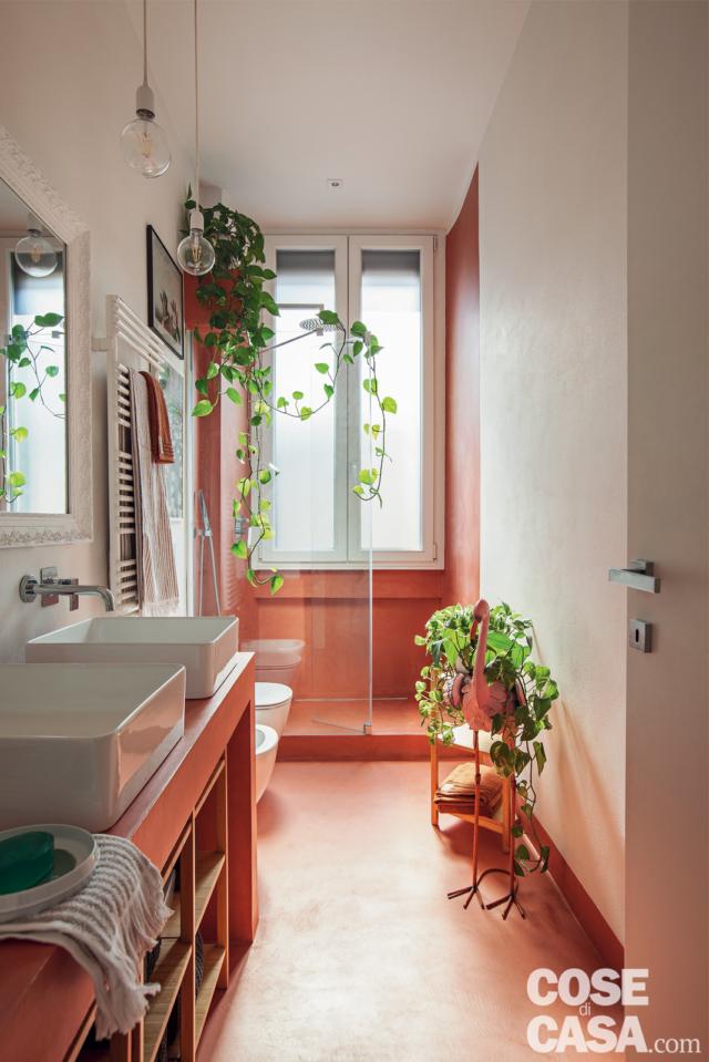 bagno, doccia in muratura, finestra, divisorio vetrato, pareti rivestite in resina cementizia rosa, mobile, due lavabi da appoggio, rubinetteria a parete, specchio, fioriera a forma di fenicottero bagno, doccia in muratura, finestra, divisorio vetrato, pareti rivestite in resina cementizia rosa, mobile, due lavabi da appoggio, rubinetteria a parete, specchio, fioriera a forma di fenicottero