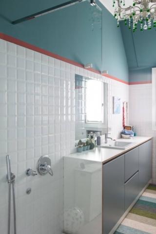 Il bagno chic con piastrelle bianche quadrate a media altezza Il bagno chic con piastrelle bianche quadrate a media altezza