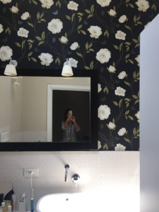 Il bagno decor con piastrelle bianche mosaico e carta da parati Il bagno decor con piastrelle bianche mosaico e carta da parati