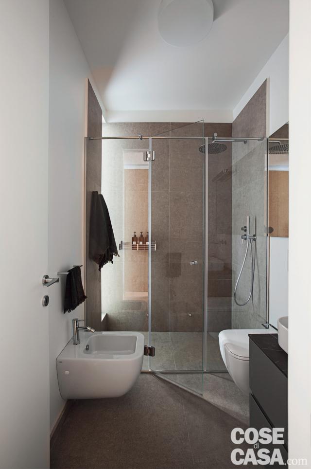 bagno, sanitari sospesi, doccia walk in con piatto in ceramica, mobile lavabo sospeso, specchio bagno, sanitari sospesi, doccia walk in con piatto in ceramica, mobile lavabo sospeso, specchio