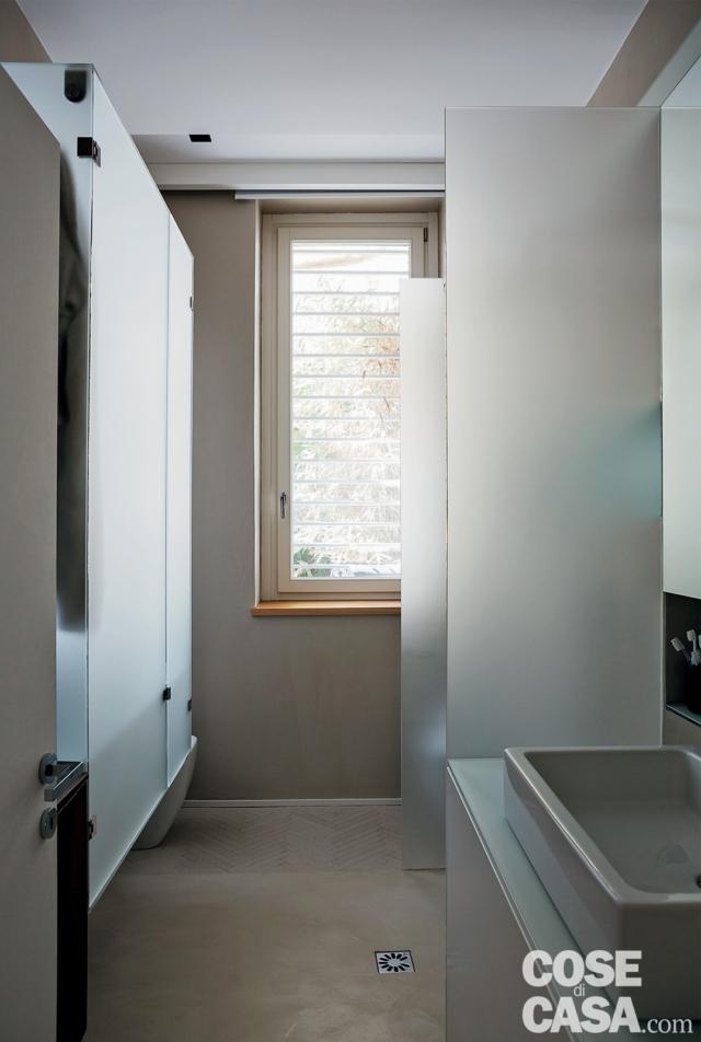 bagno, finestra, pavimento in rena effetto cemento, mobile, lavabo da appoggio, pannelli in vetro satinato, porta bagno, finestra, pavimento in rena effetto cemento, mobile, lavabo da appoggio, pannelli in vetro satinato, porta
