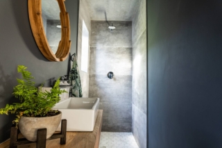 Ambiente bagno con finitura a parete con Idrosmalto ARD Raccanello, uno smalto murale all’acqua appositamente studiato per ambienti ad elevata frequentazione, a basso impatto ecologico grazie all’assenza di componenti tossiche volatili, che si distingue per le sue elevate prestazioni tecniche ed è disponibile in finitura satinata, opaca o lucida. L’elevata resistenza agli agenti atmosferici rende Idrosmalto adatto all’impiego anche in ambienti esterni e idoneo all’impiego in locali poco aerati. www.ard-raccanello.it