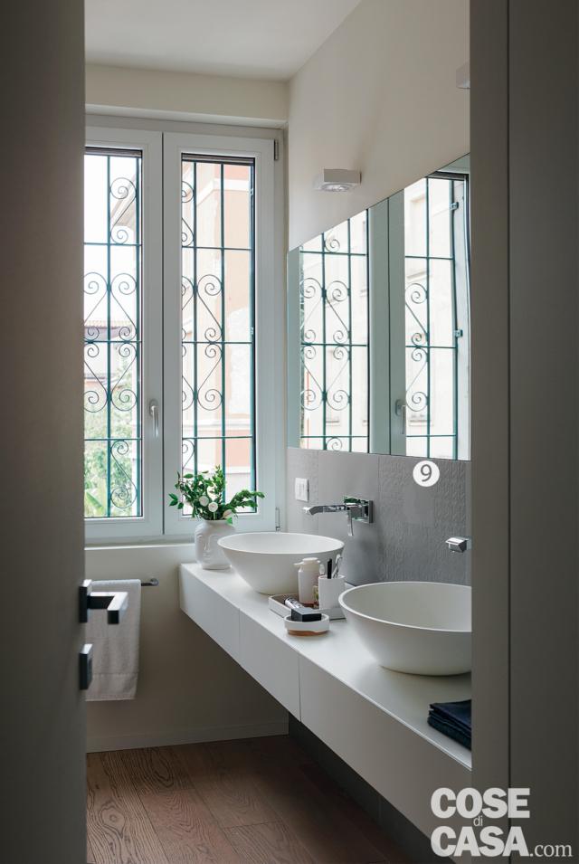bagno, mobile sospeso, due lavabi da appoggio a catino, rubinetteria a parete, specchiera, applique, parquet a doghe bagno, mobile sospeso, due lavabi da appoggio a catino, rubinetteria a parete, specchiera, applique, parquet a doghe