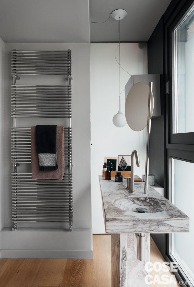 Bagno, scaldasalviette, consolle lavabo in marmo, vetrata, pavimento in parquet, lampada a sospensione Bagno, scaldasalviette, consolle lavabo in marmo, vetrata, pavimento in parquet, lampada a sospensione